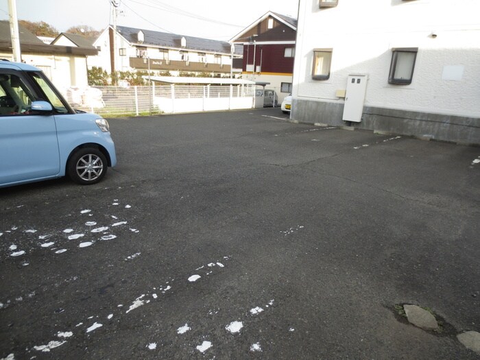 物件外観写真3　(駐車場)