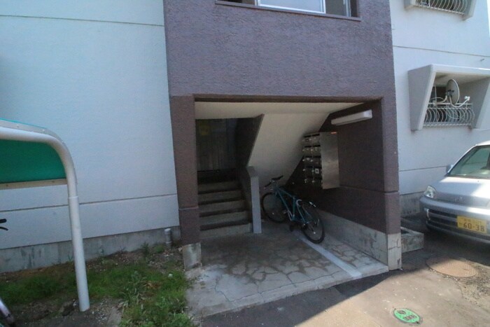 物件外観写真2　(エントランス部分)