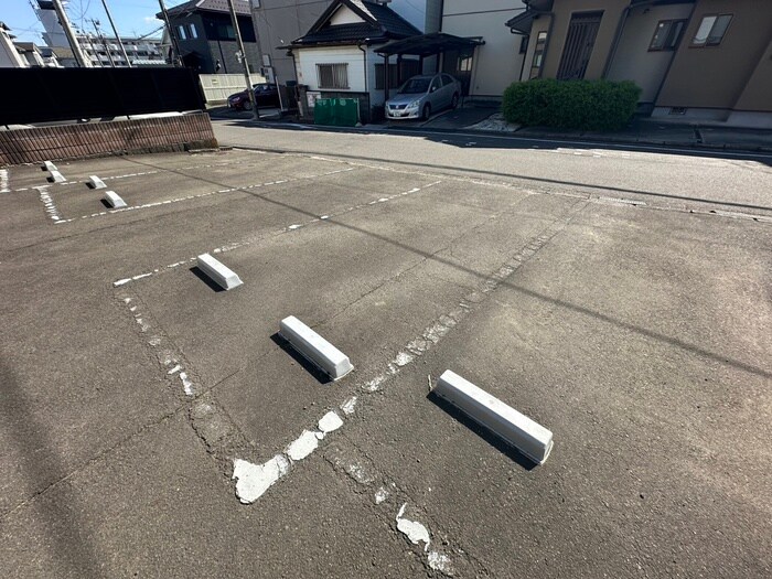 物件外観写真5　(駐車場)