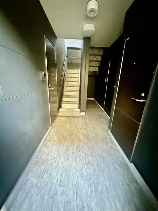 物件外観写真4　(エントランス部分)