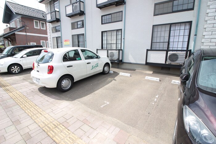 物件外観写真4　(駐車場)