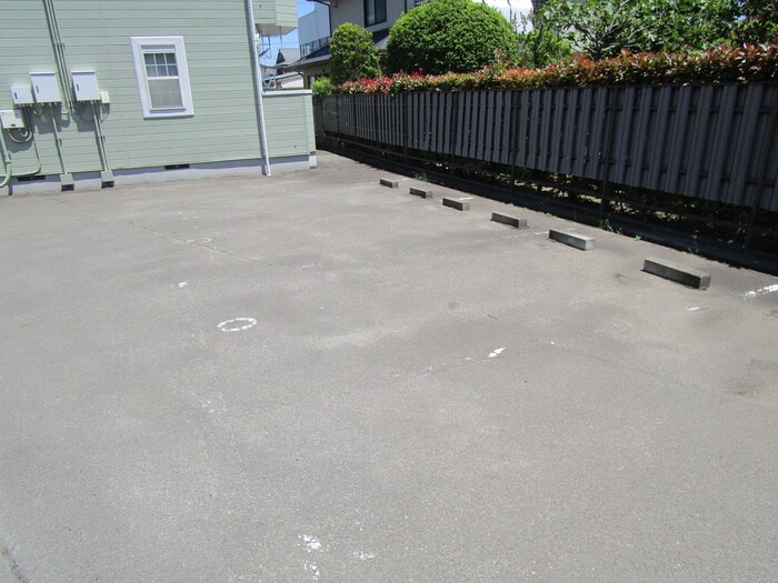 物件外観写真4　(駐車場)