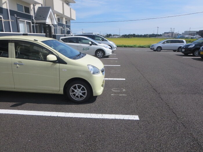 物件外観写真2　(駐車場)