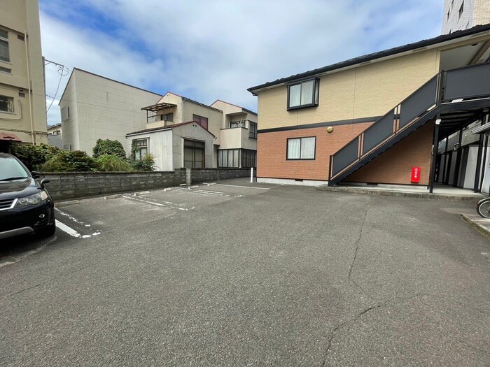 物件外観写真3　(駐車場)