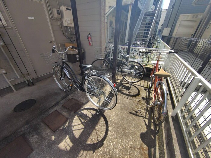物件外観写真4　(駐輪場)