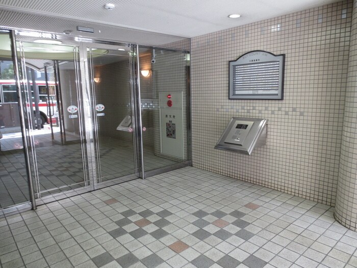 物件外観写真3　(エントランス部分)