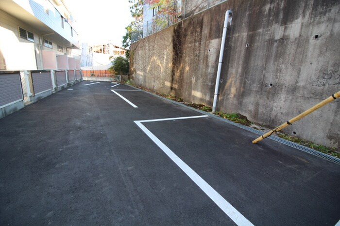 物件外観写真5　(駐車場)