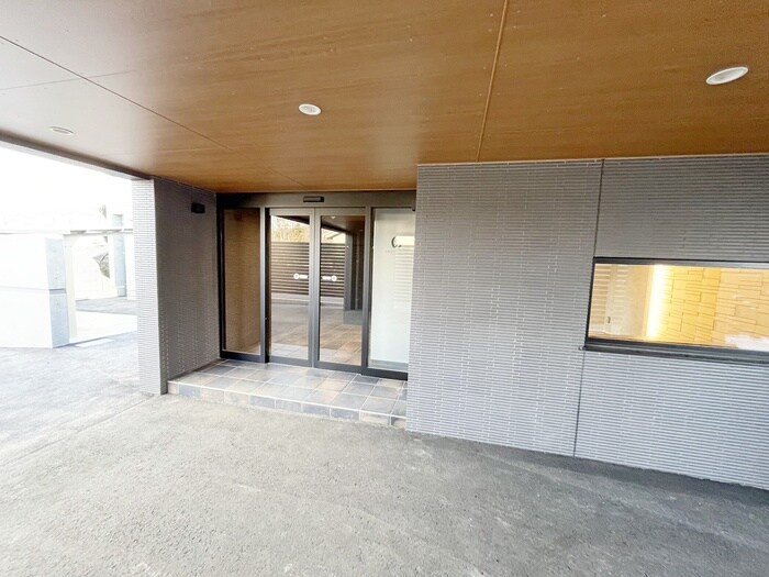 物件外観写真5　(エントランス部分)