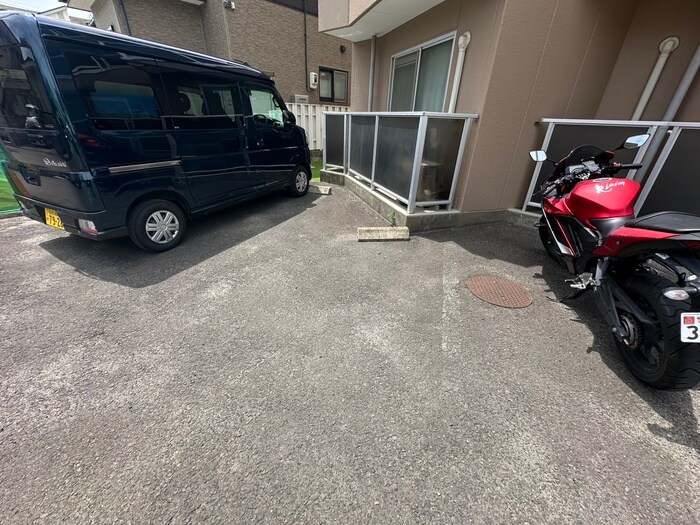 物件外観写真5　(駐車場)