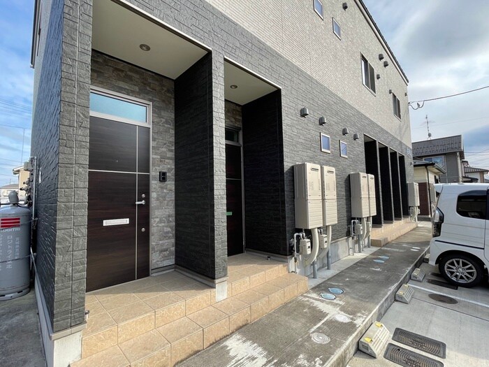 物件外観写真4　(エントランス部分)