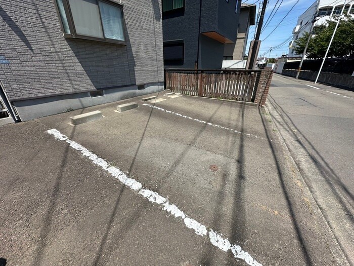 物件外観写真3　(駐車場)