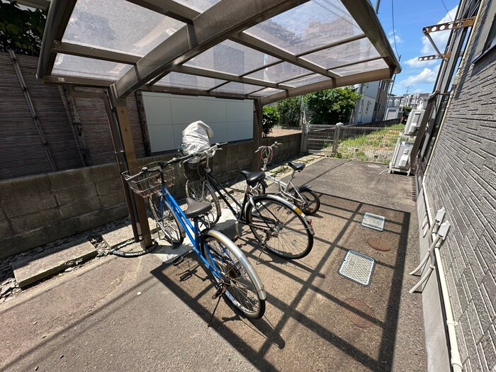物件外観写真4　(駐輪場)