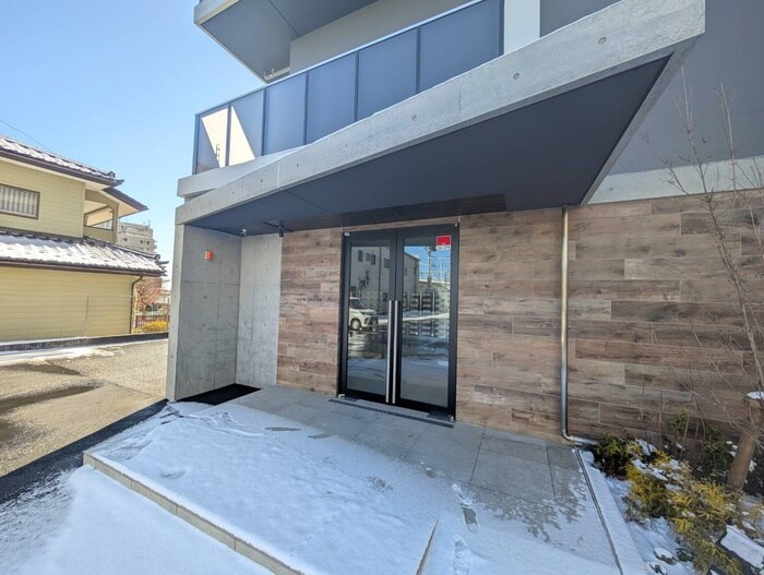 物件外観写真2　(エントランス部分)