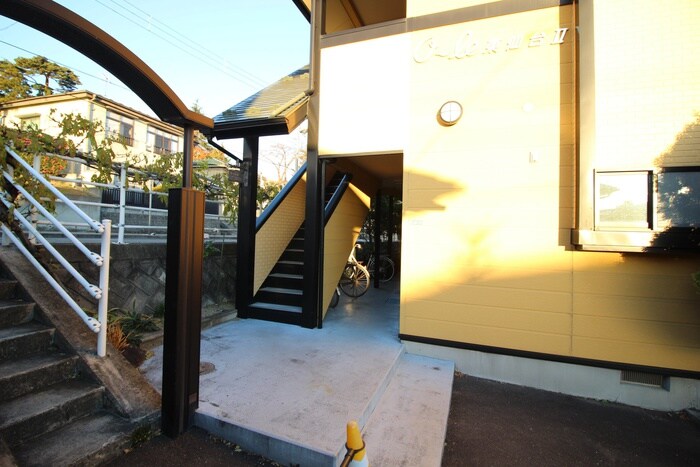 物件外観写真6　(エントランス部分)