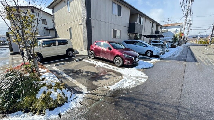 物件外観写真4　(駐車場)