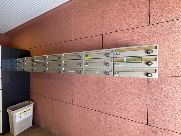 物件外観写真4　(エントランス部分)