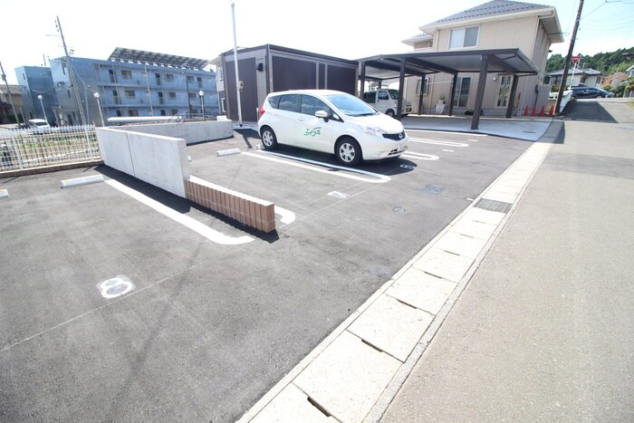 物件外観写真6　(駐車場)