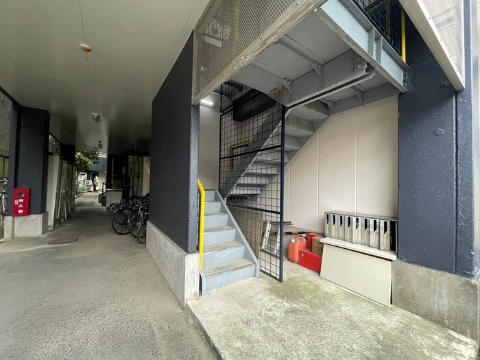 物件外観写真3　(エントランス部分)