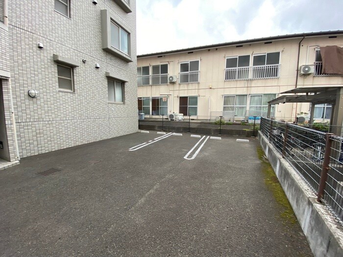 物件外観写真3　(駐車場)
