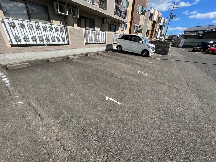 物件外観写真4　(駐車場)