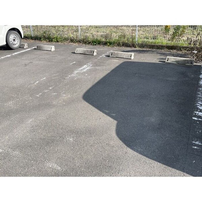 物件外観写真2　(駐車場)