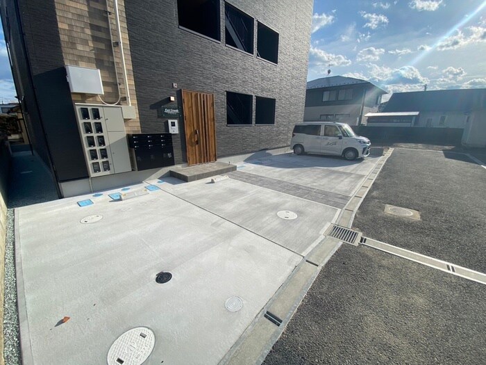 物件外観写真4　(駐車場)