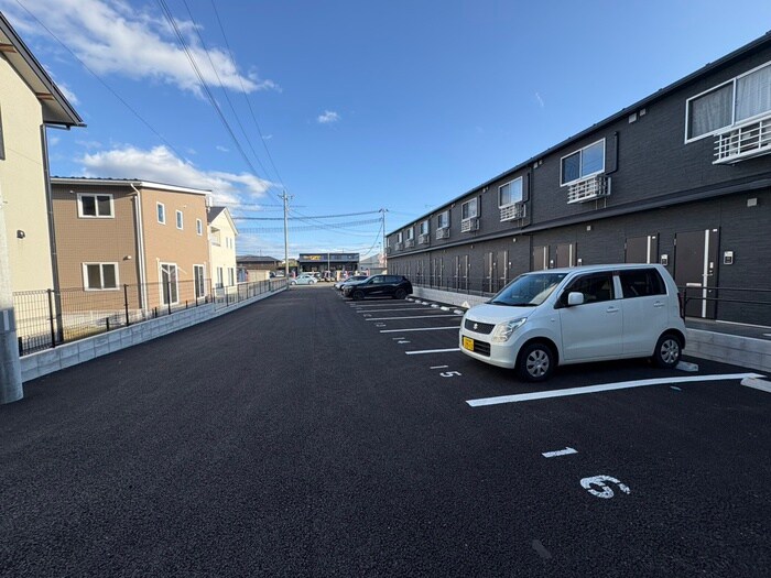 物件外観写真3　(駐車場)