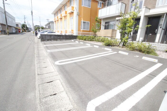 物件外観写真2　(駐車場)