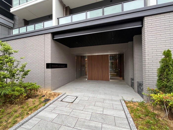 物件外観写真2　(エントランス部分)