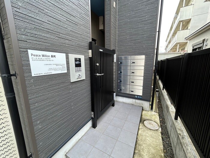 物件外観写真3　(エントランス部分)