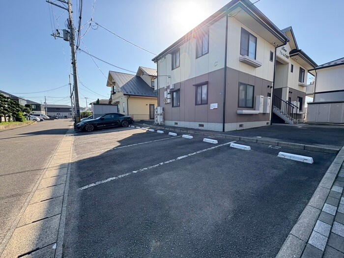 物件外観写真2　(駐車場)