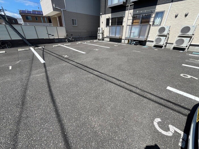 物件外観写真4　(駐車場)