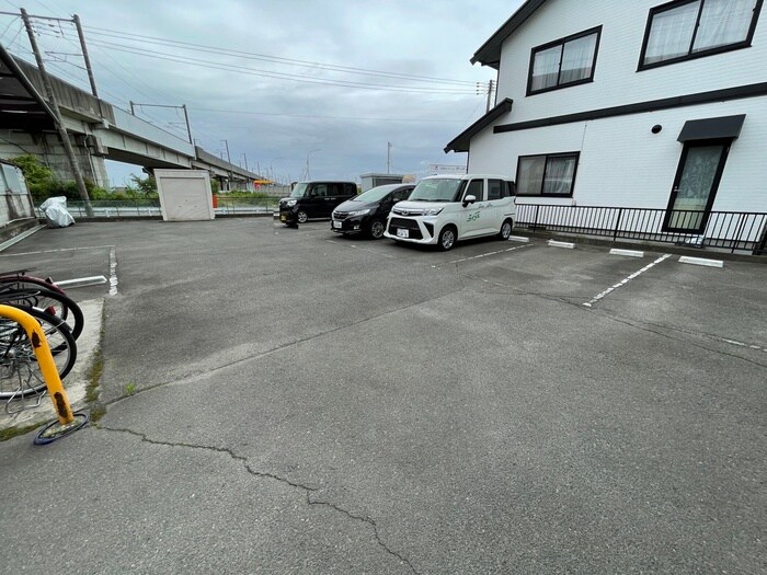 物件外観写真4　(駐車場)