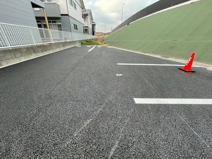 物件外観写真6　(駐車場)