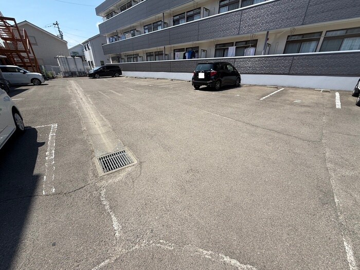物件外観写真2　(駐車場)