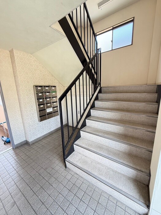 物件外観写真6　(エントランス部分)