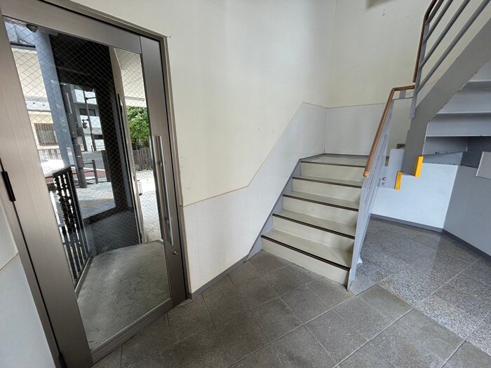 物件外観写真4　(エントランス部分)