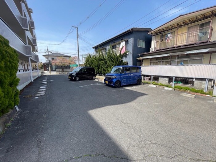 物件外観写真3　(駐車場)