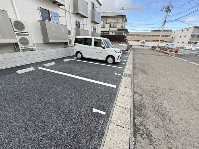 物件外観写真6　(駐車場)