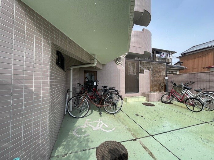 物件外観写真3　(駐輪場)