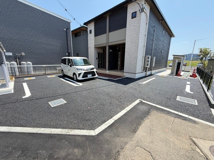 物件外観写真2　(駐車場)