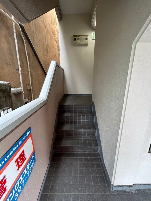 物件外観写真4　(エントランス部分)