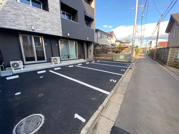 物件外観写真4　(駐車場)