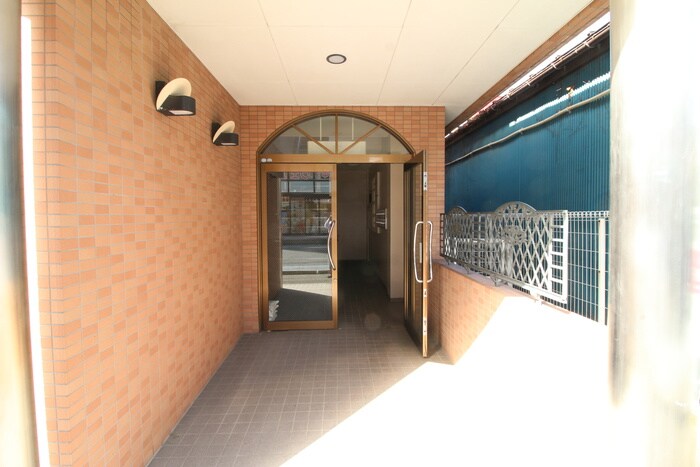 物件外観写真4　(エントランス部分)