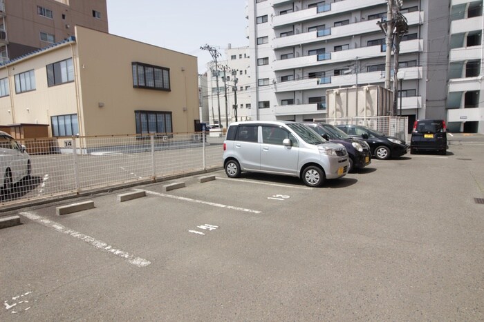 物件外観写真2　(駐車場)