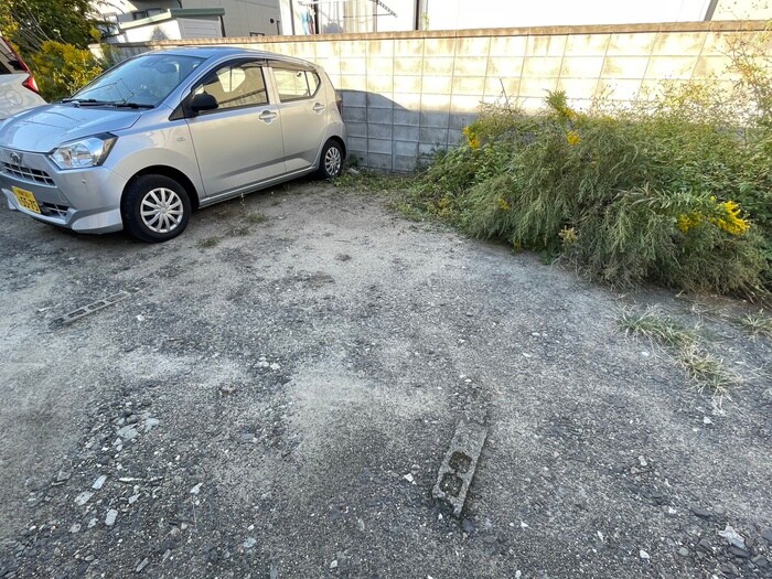 物件外観写真6　(駐車場)