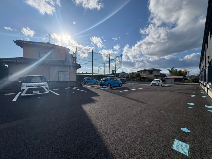 物件外観写真3　(駐車場)