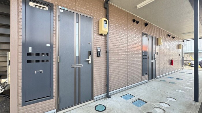 物件外観写真6　(エントランス部分)