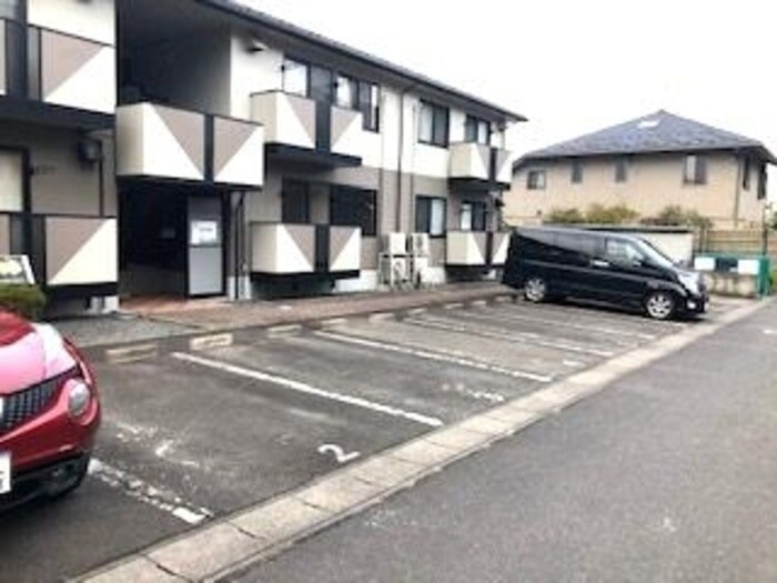 物件外観写真3　(駐車場)