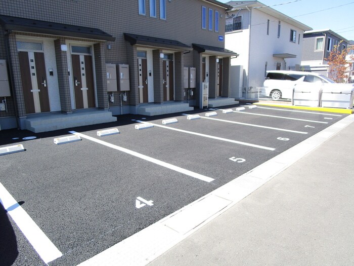 物件外観写真2　(駐車場)
